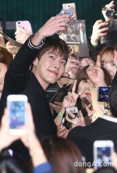 [동아포토]김우빈 '팬바보 셀카요정'