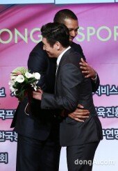 [동아포토]문태종 '올해의 선수상 축하해요!' (동아스포츠대상)