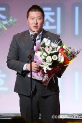 [동아포토]최형우 '프로야구 올해의 선수상 수상' (동아스포츠대상)