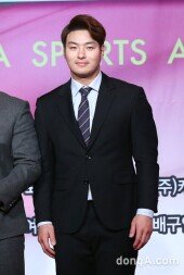 [동아포토]박병호 '프로야구 올해의 선수상 시상자' (동아스포츠대상)