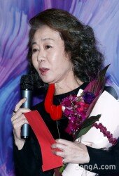 [동아포토]윤여정 '여성영화인 시상식 공로상 수상'