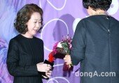 [동아포토]윤여정 '공로상 수상에 환한 미소'
