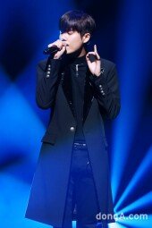 [동아포토]SS301 김규종 '추위 녹이는 목소리'