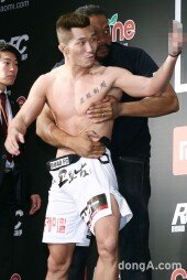 [동아포토]박형근 '김형수에 뺨때리고 손가락 욕 도발'