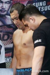 [동아포토]김보성 '긴장되는 계체량 순간'