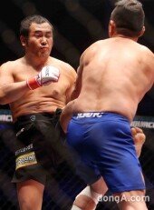 [동아포토]김보성 "발로차"