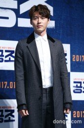 [동아포토]현빈 '가득 짊어진 멋짐'