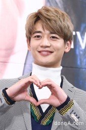 [동아포토]최민호 '따뜻한 꽃화랑 하트'