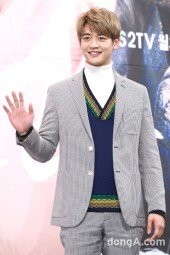 [동아포토]최민호 '꽃화랑의 손인사'