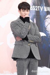 [동아포토]조윤우 '미스터리 꽃화랑'