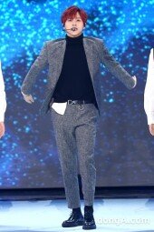 [동아포토]B1A4 신우 '모델 부럽지 않은 무대'