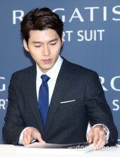 [동아포토]현빈 '실장님 포스 완성하는 사인지'