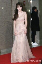 [동아포토]송하윤 '드레스 돋보이게 하는 미모'