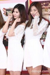 [동아포토]사나-쯔위 '애교 더블콤보!'