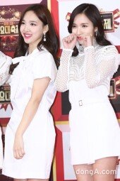 [동아포토]트와이스 나연-미나 '깜찍한 토끼미소'