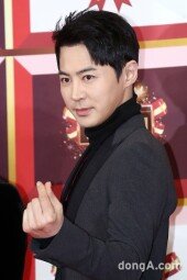 [동아포토]신화 전진 '레이저 눈빛과 하트의 콜라보레이션'