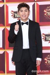 [동아포토]한동근 '2016년 최고의 소설!'