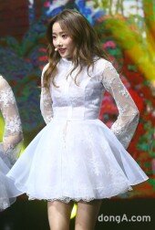 [동아포토]에이프릴 나은 '인형같은 무대'