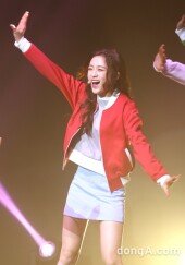 [동아포토]에이프릴 진솔 '날아가겠어요~'