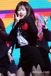 [동아포토]소나무 의진 '윙크 찡긋!'