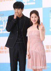 [동아포토]연우진-박혜수 '내성적인 포즈'