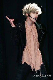 [동아포토]니엘 '매력포인트 과시한 안무'