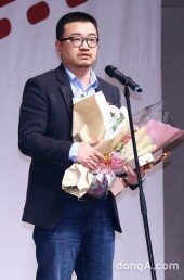 [동아포토]연상호 감독 "즐겁게 찍은 작품 상까지 주시니 감사"