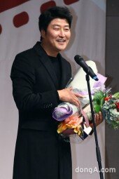 [동아포토]송강호 "작년 이병헌때문에 힘들었다" 폭소