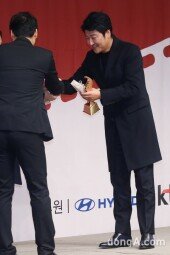 [동아포토]송강호 '올해의 영화상 남우주연상 수상'