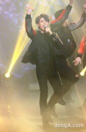 [동아포토]SF9 태양 '소리질러'