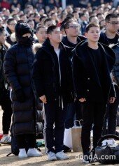 [동아포토]김준수-탑 '다른 입대모습'