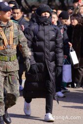 [동아포토]탑 입대 '오늘은 감추고 싶어'