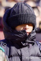 [동아포토]탑 입대 '모자와 패딩으로 가린 표정'