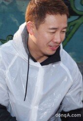 [동아포토]정문홍 대표, '사랑의 연탄' 나눔의 미소