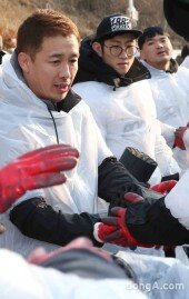 [동아포토]개미마을에서 열린 로드FC 사랑의 연탄 나눔 행사