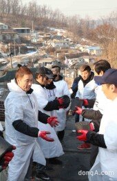 [동아포토]개미마을에서 열린 '사랑의 연탄' 나눔 봉사