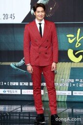 [동아포토]정겨운 '소화하기 힘든 레드수트'