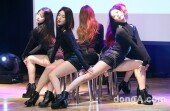 [동아포토]브레이브걸스 '롱다리 강조한 댄스'