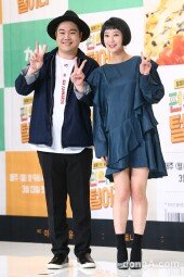 [동아포토]혜린-유재환 '편의점 먹방커플'