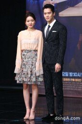 [동아포토]고아성-하석진 '자체발광 커플'