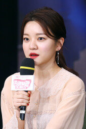 [동아포토]'자체발광 오피스' 고아성, "영화 '오피스'와 전혀 다른 캐릭터"