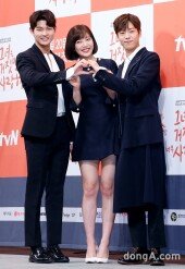 [동아포토]이서원-조이-이현우 '하트 뿜뿜~'