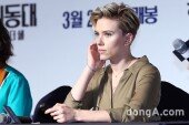 [동아포토]스칼렛 요한슨 '영화를 보는 듯한 여전사 포스'
