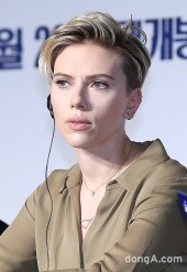 [동아포토]스칼렛 요한슨 '카리스마 거드는 미간주름'