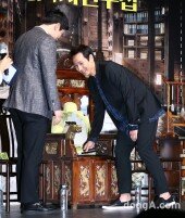 [동아포토]이선균 '이 자리가 내 자리군'