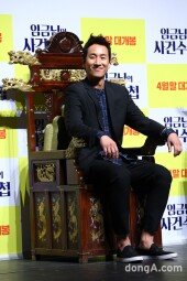 [동아포토]이선균 '앉아서 포토타임~'