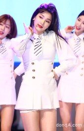 [동아포토]라붐 율희 '장난스런 키스'