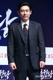 [동아포토]설경구 '수트핏에 신경 좀 썼습니다'