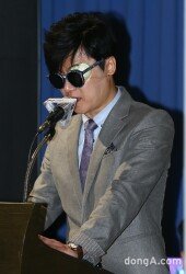 [동아포토]김학도 '눈 부상에 선글라스 사회'