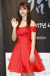 [동아포토]설인아 '시선 끄는 레드드레스'